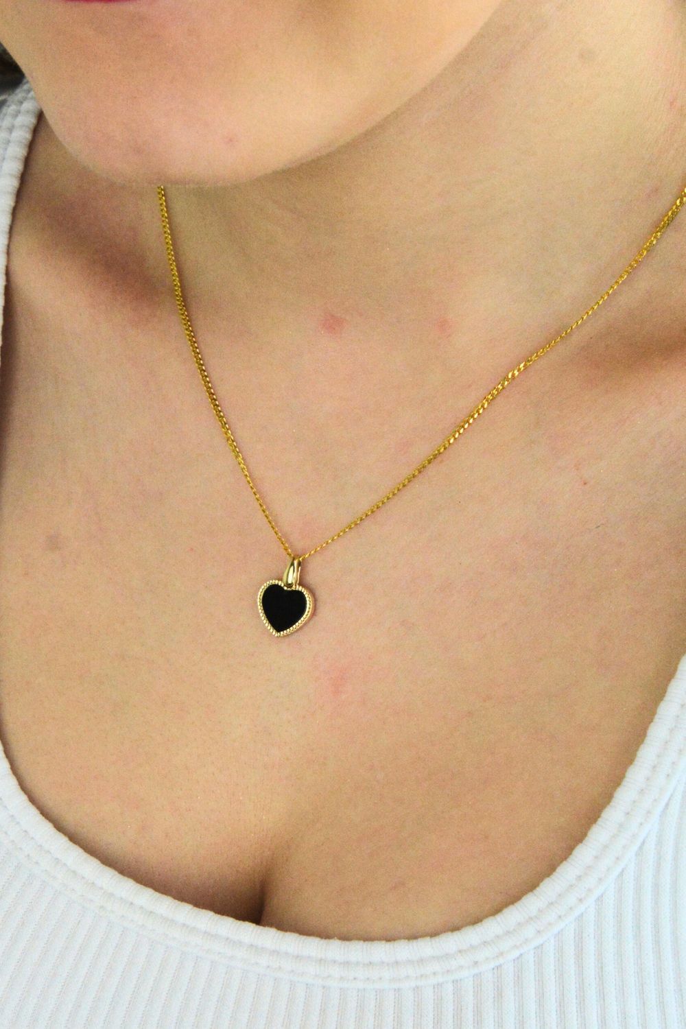 Elegancka złota zawieszka w kształcie serca z czarnym onyksem. Biżuteria damska z żółtego złota próby 585, idealna na Walentynki i wyjątkowy prezent. Cena bez łańcuszka.1.jpg